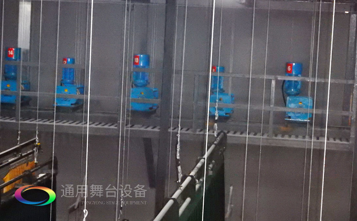 十余年銳意攀登，奮發(fā)圖強(qiáng)！舞臺(tái)幕布、機(jī)械等一站式選購供應(yīng)商，舞臺(tái)機(jī)械、音響、燈光工程設(shè)計(jì)施工承包壹級(jí)資質(zhì)——通用舞臺(tái)