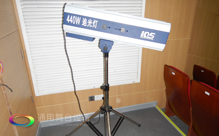 十余年銳意攀登，奮發(fā)圖強(qiáng)！舞臺(tái)幕布、機(jī)械等一站式選購供應(yīng)商，舞臺(tái)機(jī)械、音響、燈光工程設(shè)計(jì)施工承包壹級(jí)資質(zhì)——通用舞臺(tái)