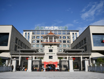 通用舞臺吊桿承接廣州市培英中學(xué)，大屏幕顯示系統(tǒng)、音頻擴聲系統(tǒng)、燈光系統(tǒng)、舞臺吊桿及機械等多系統(tǒng)相互協(xié)作