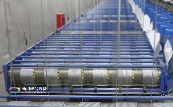 單層纏繞舞臺(tái)吊桿機(jī)（定制型）：行程檢測(cè)、沖頂保護(hù)、松疊繩保護(hù)、超載保護(hù)、變頻調(diào)速、單、多臺(tái)編組運(yùn)行