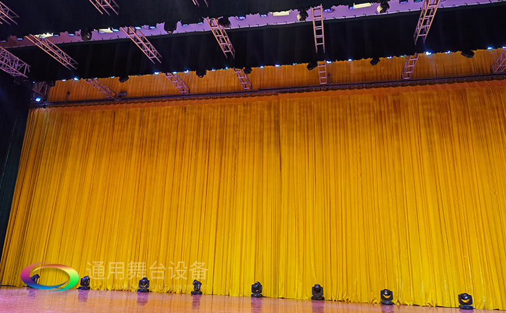 牽引大幕啟閉運(yùn)動(dòng)的機(jī)械設(shè)備。大幕機(jī)（proscenium curtain machinery）